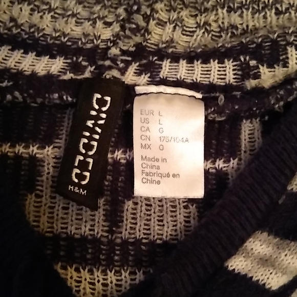 H&M DIVIDED Aztec Print Sweater with a Hood - Picture 6 of 8